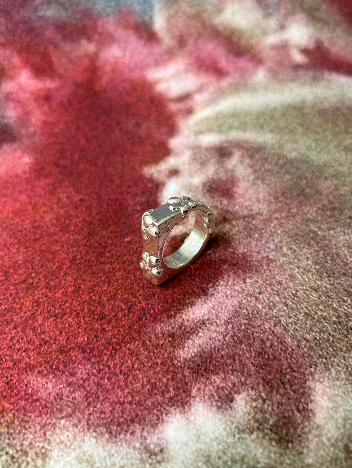 A LOT OF FLOWERS – signet ring